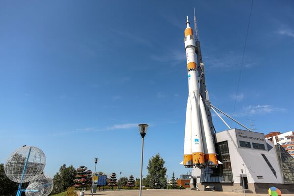 Макет ракеты-носителя Союз – установлен на площади Козлова в честь юбилея полета Юрия Гагарина в 2001 году - Sputnik Азербайджан