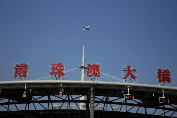 Самолет летит над мостом Гонконг-Чжухай-Макао в Китае - Sputnik Азербайджан