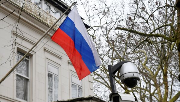 Российский флаг перед зданием посольства РФ в Лондоне, фото из архива - Sputnik Azərbaycan