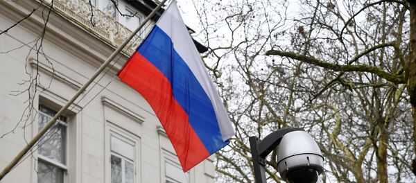 Российский флаг перед зданием посольства РФ в Лондоне, фото из архива Российский флаг перед зданием посольства РФ в Лондоне, фото из архива - Sputnik Азербайджан