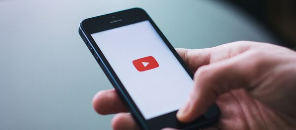 Значок Youtube на экране смартфона, фото из архива Значок Youtube на экране смартфона, фото из архива - Sputnik Азербайджан