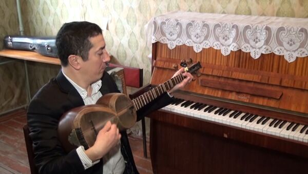 Контузия, полученная в Карабахе, не помеха виртуозному музыканту - Sputnik Азербайджан