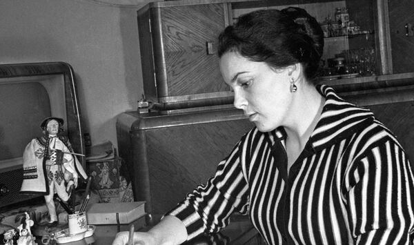 Актриса театра и кино Элина Быстрицкая в 1950 году Актриса театра и кино Элина Быстрицкая в 1950 году - Sputnik Азербайджан