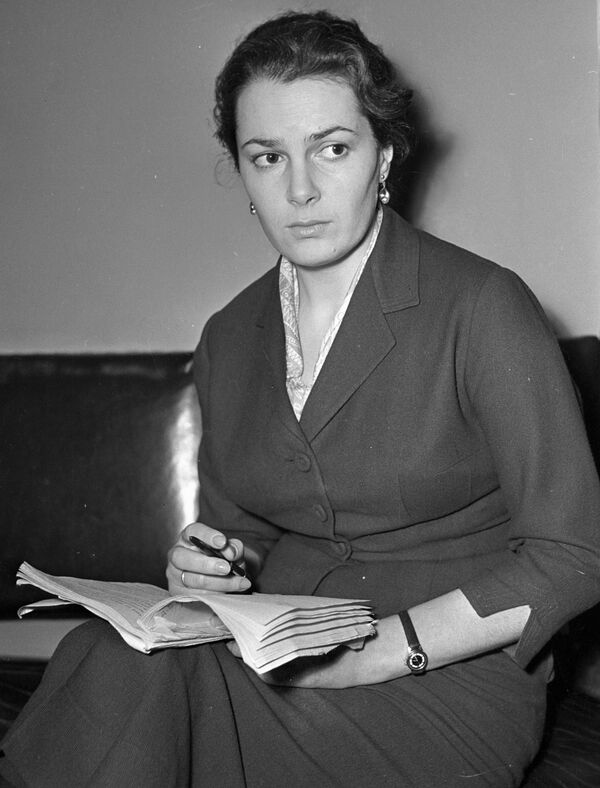 Советская киноактриса, актриса Малого театра Элина Быстрицкая. 18 сентября 1958 года Советская киноактриса, актриса Малого театра Элина Быстрицкая. 18 сентября 1958 года - Sputnik Азербайджан