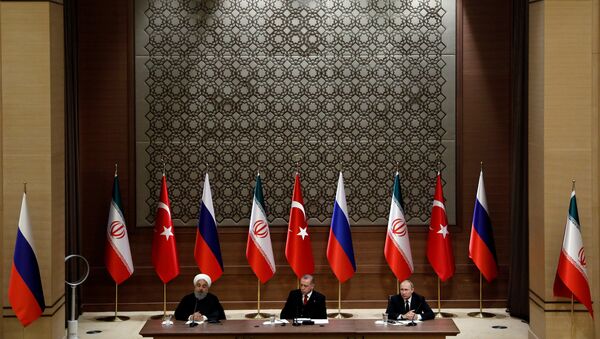 Лидеры Ирана, Турции и России Хасан Роухани, Реджеп Тайип Эрдоган и Владимир Путин в ходе итоговой пресс-конференции, Анкара, Турция, 4 апреля 2018 года - Sputnik Азербайджан