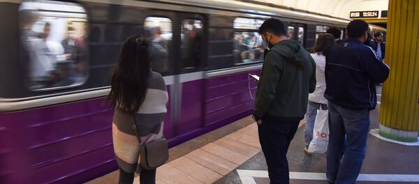 Пассажиры на одной из станций Бакинского метрополитена, фото из архива Пассажиры на одной из станций Бакинского метрополитена, фото из архива - Sputnik Азербайджан