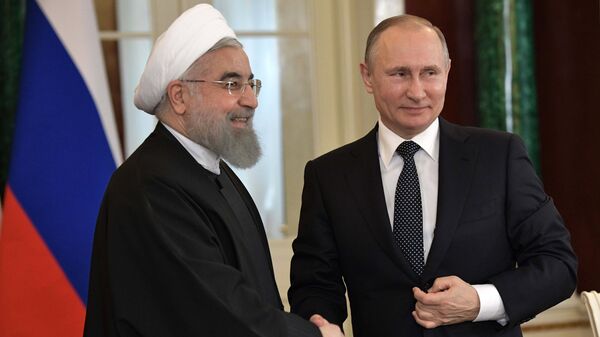 Президент РФ Владимир Путин и президент Исламской Республики Иран Хасан Рухани (слева) после заявления для прессы по итогам российско-иранских переговоров - Sputnik Азербайджан