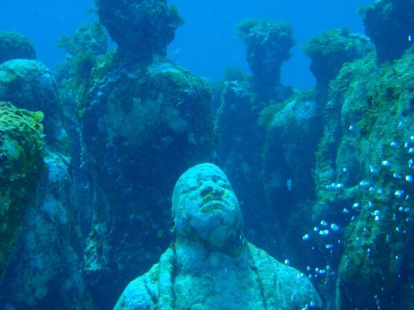 Скульптурная композиция Musa в Национальном морском парке Канкуна в Мексике - Sputnik Азербайджан