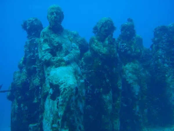 Скульптурная композиция We are the reef в Национальном морском парке Канкуна в Мексике Скульптурная композиция We are the reef в Национальном морском парке Канкуна в Мексике - Sputnik Азербайджан