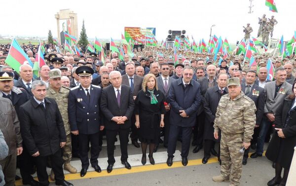 Триумфальное шествие в Горадизе по случаю второй годовщины победы в апрельских боях 2016 года - Sputnik Азербайджан
