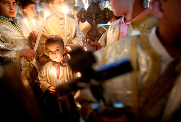 Палестинские христиане во время пасхальной службы в секторе Газа - Sputnik Азербайджан