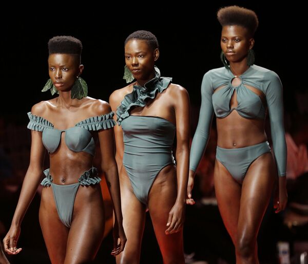 Модели на показе Недели моды в Лагосе, Нигерия - Sputnik Азербайджан