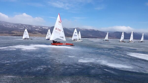 Гонки по льду на парусниках по Байкалу - Sputnik Азербайджан
