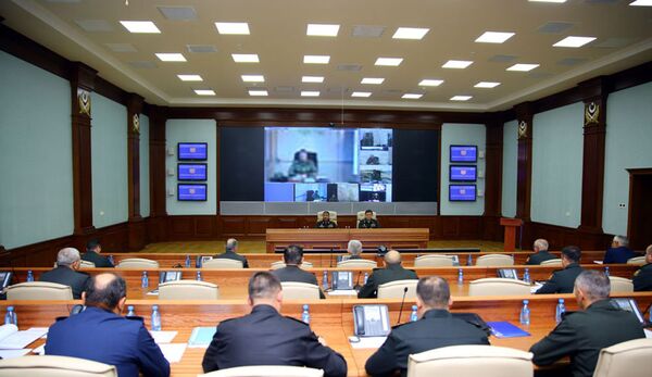 Cлужебное совещание с участием руководящего состава в Министерстве обороны Азербайджана Cлужебное совещание с участием руководящего состава в Министерстве обороны Азербайджана - Sputnik Азербайджан