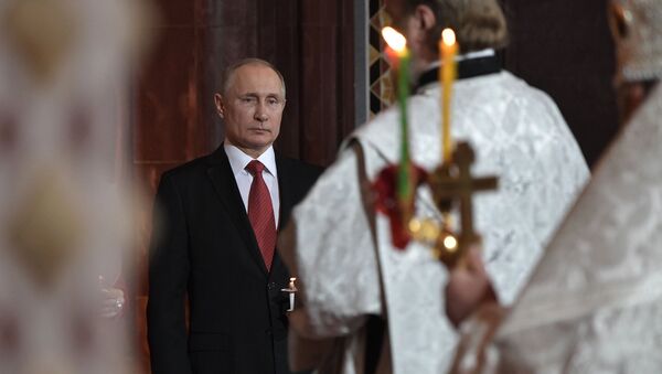 Президент РФ Владимир Путин на праздничном пасхальном богослужении  в кафедральном соборном Храме Христа Спасителя, 7 апреля 2017 года - Sputnik Азербайджан