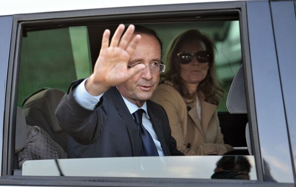 Президент Франции Франсуа Олланд с женой Валери Триервейлер - Sputnik Азербайджан