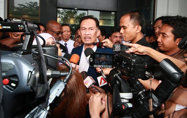 Лидер малазийской оппозиции Анвар Ибрагим во время общения с прессой - Sputnik Азербайджан