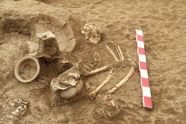 Ağsu rayonunun Bico və Gəgəli kəndləri ərazisində yerləşən Nərgizava qədim yaşayış məskənində (nekropol) arxeoloji qazıntılar Ağsu rayonunun Bico və Gəgəli kəndləri ərazisində yerləşən Nərgizava qədim yaşayış məskənində (nekropol) arxeoloji qazıntılar - Sputnik Azərbaycan