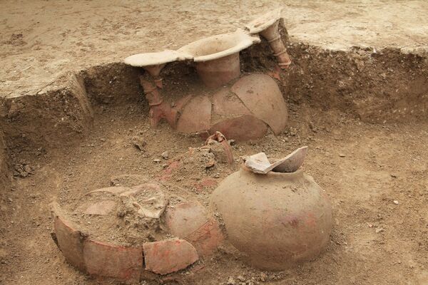 Ağsu rayonunun Bico və Gəgəli kəndləri ərazisində yerləşən Nərgizava qədim yaşayış məskənində (nekropol) arxeoloji qazıntılar Ağsu rayonunun Bico və Gəgəli kəndləri ərazisində yerləşən Nərgizava qədim yaşayış məskənində (nekropol) arxeoloji qazıntılar - Sputnik Azərbaycan
