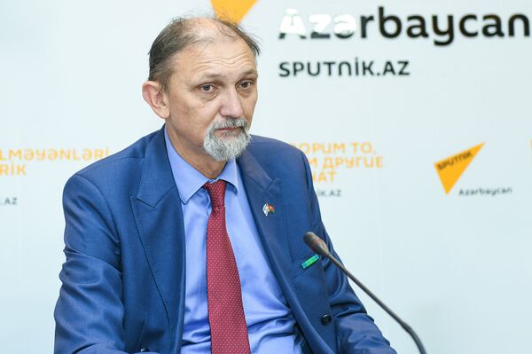 Израильский политолог Юрий Бочаров Израильский политолог Юрий Бочаров - Sputnik Азербайджан