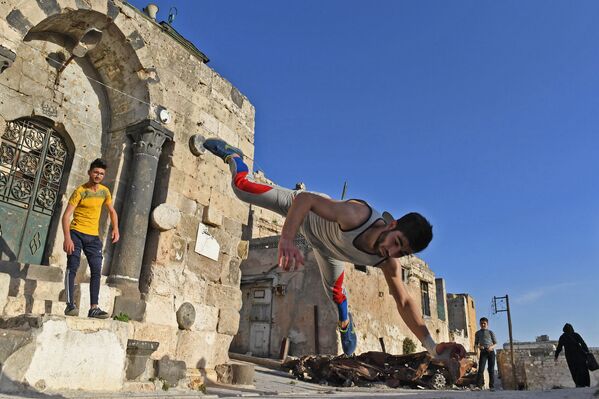 Syrian Teenagers Practice Parkour in Aleppo - Sputnik Азербайджан