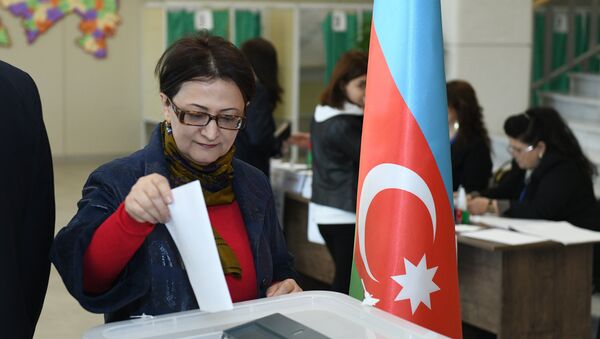 Голосование на президентских выборах в одном из избирательных участков города Баку - Sputnik Азербайджан