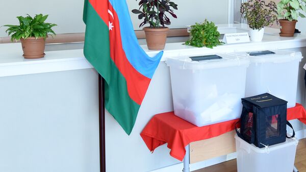 Урна для голосования в избирательном пункте - Sputnik Azərbaycan