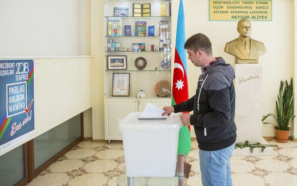 Голосование на выборах президента АР в посольстве Азербайджанской Республики в Кишиневе - Sputnik Азербайджан