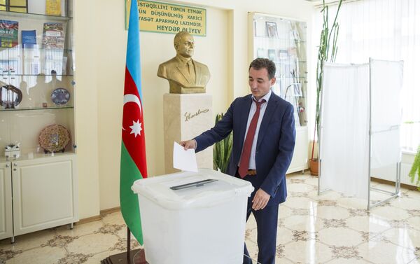 Посол Азербайджанской Республики в Молдове Гудси Османов голосует на президентских выборах. Кишинев, 11 апреля 2018 года - Sputnik Азербайджан