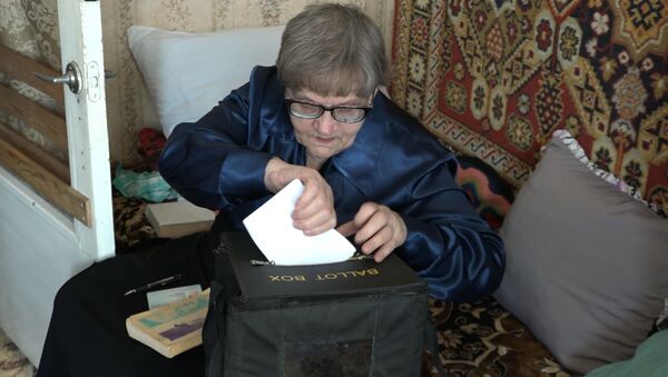 Выборы на дому: как голосует семья-инвалидов в Баку - Sputnik Азербайджан