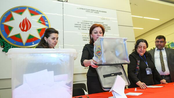 Подсчет бюллетеней на участке номер 13 насиминского-сабаильского избирательного округа 23 - Sputnik Азербайджан