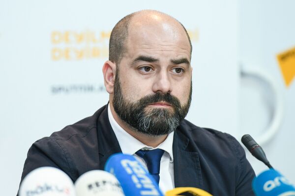 Луиджи Неволла – президент парламентской группы Лига Севера в парламенте Южного Тироля (Италия) Луиджи Неволла – президент парламентской группы Лига Севера в парламенте Южного Тироля (Италия) - Sputnik Азербайджан