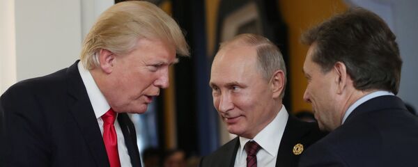 Президент РФ Владимир Путин и президент США Дональд Трамп (слева) в перерыве рабочего заседания лидеров экономик форума Азиатско-Тихоокеанского экономического сотрудничества (АТЭС) - Sputnik Азербайджан