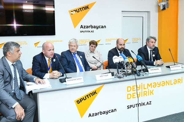 Пресс-конференция представителей миссии наблюдателей Гражданский диалог Пресс-конференция представителей миссии наблюдателей Гражданский диалог - Sputnik Азербайджан