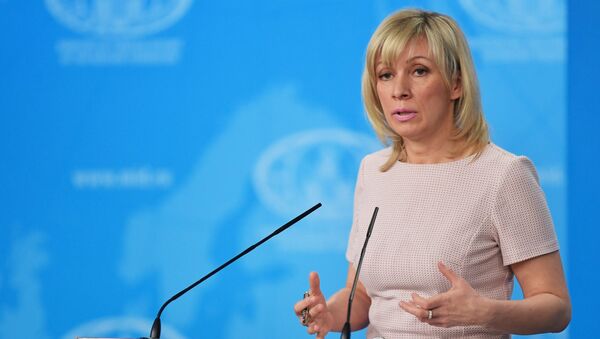 Официальный представитель министерства иностранных дел России Мария Захарова во время брифинга в Москве - Sputnik Азербайджан