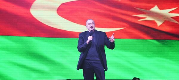 Праздничный концерт по случаю победы на президентских выборах Ильхама Алиева перед Центром Гейдара Алиева в Баку. Праздничный концерт по случаю победы на президентских выборах Ильхама Алиева перед Центром Гейдара Алиева в Баку. - Sputnik Азербайджан