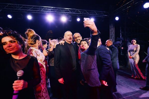 Праздничный концерт по случаю победы на президентских выборах Ильхама Алиева перед Центром Гейдара Алиева в Баку. - Sputnik Азербайджан