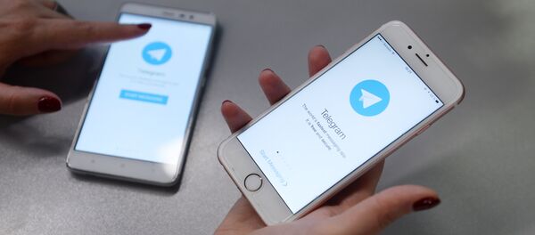 Мессенджер Telegram на экране телефона - Sputnik Азербайджан