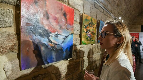 Выставка молдавского художника Чезара Секриеру под названием Метафизический спектакль цветов в галерее Art Tower. - Sputnik Азербайджан