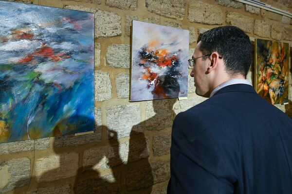 Выставка молдавского художника Чезара Секриеру под названием Метафизический спектакль цветов в галерее Art Tower. - Sputnik Азербайджан