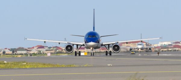 Самолет AZAL на взлетной полосе Международного аэропорта Гейдара Алиева в Баку - Sputnik Азербайджан