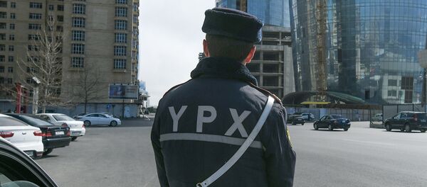 Сотрудник дорожно-патрульной службы в Баку - Sputnik Азербайджан