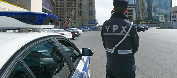 Сотрудник дорожно-патрульной службы в Баку - Sputnik Азербайджан