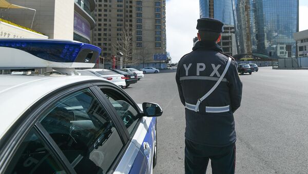 Сотрудник дорожно-патрульной службы в Баку - Sputnik Азербайджан