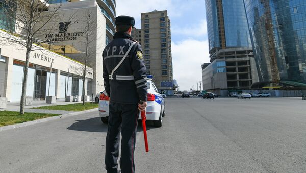 Сотрудник дорожно-патрульной службы в Баку - Sputnik Азербайджан