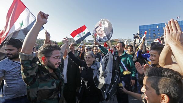 Сирийцы протестуют против воздушных ударов США на улице в Дамаске - Sputnik Азербайджан