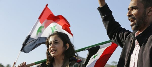Сирийцы протестуют против воздушных ударов США на улице в Дамаске Сирийцы протестуют против воздушных ударов США на улице в Дамаске - Sputnik Азербайджан