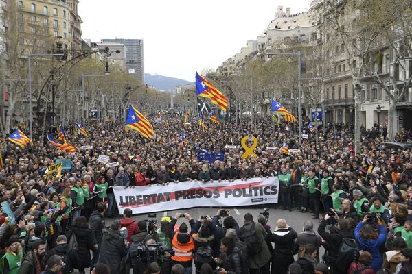 Протестующие с каталонскими флагами напротив штаб-квартиры Еврокомиссии в Барселоне - Sputnik Азербайджан