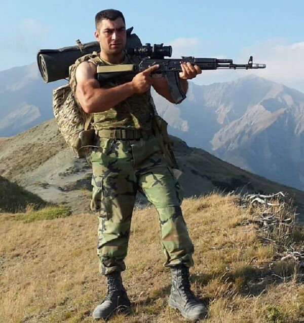 Бабек Абидов, ставший шехидом во время апрельских боев 2016 года Бабек Абидов, ставший шехидом во время апрельских боев 2016 года - Sputnik Азербайджан