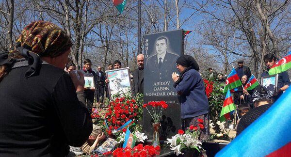 Могила Бабека Абидова, погибшего в апреле 2016 года Могила Бабека Абидова, погибшего в апреле 2016 года - Sputnik Азербайджан